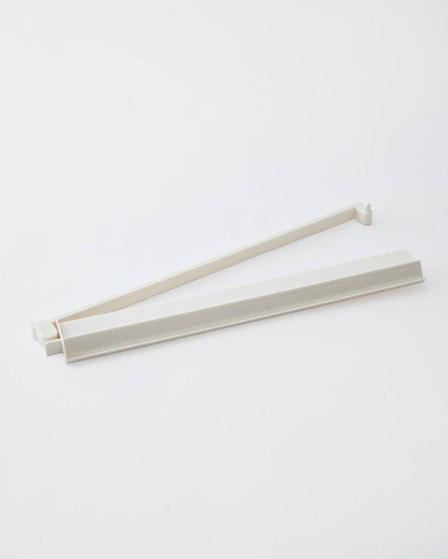 Oh My Mahjong - White Acrylic Rack and Pusher Set